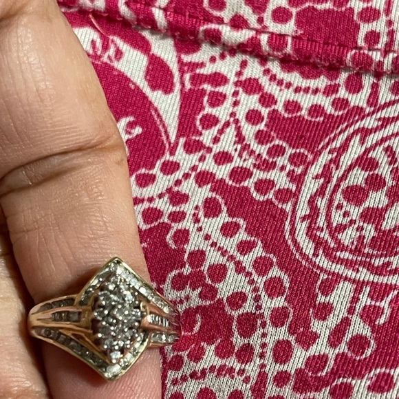 10k Gold .75 ct Diamond Ring. - Picture 7 of 9